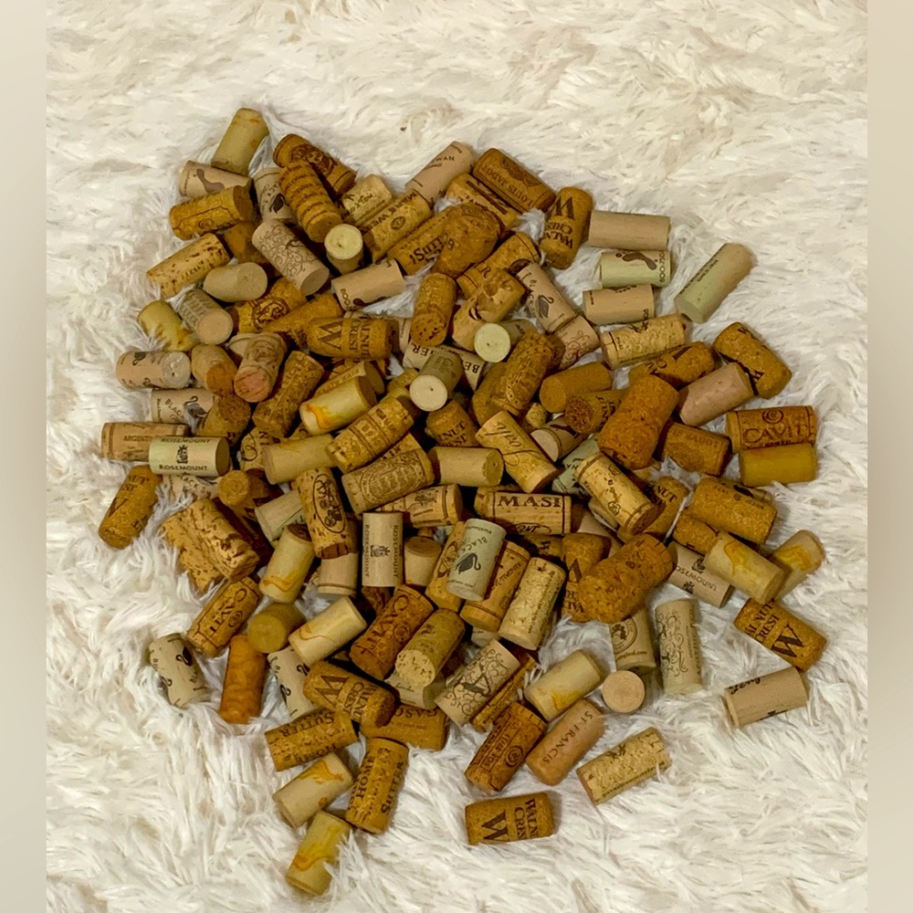 Craft lovers. 150 wine corks.